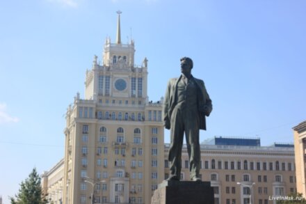 «Разрешите представиться. Маяковский»
