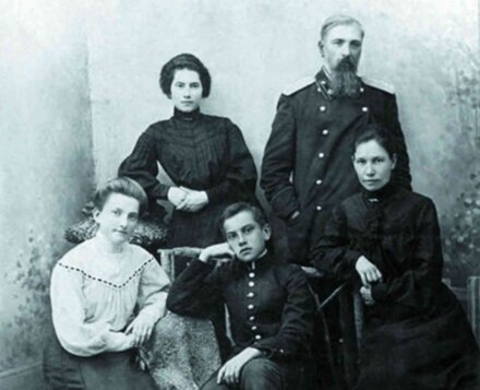 «Разрешите представиться. Маяковский»