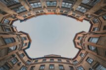 Дворы, парадные, коммуналки — дух истинного Петербурга