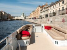 На моторном катере — по рекам и каналам Петербурга