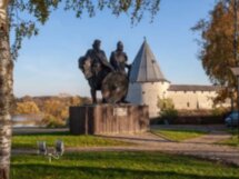 Знакомство со Старой Ладогой — на мотоциклах и в мини-группе