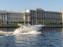 По Петербургу — на круизном катере