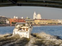 По Петербургу — на круизном катере