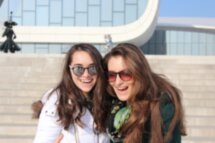 Фотосессия на фоне центра Гейдара Алиева