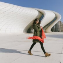 Фотосессия на фоне центра Гейдара Алиева