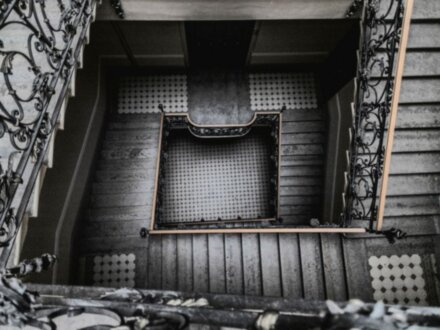 Доходные дома и посещение квартиры в стиле модерн