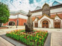 Третьяковская галерея снаружи и внутри