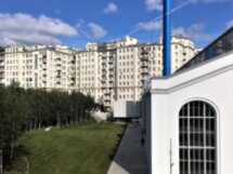 Вокруг Дома на набережной с его жителем