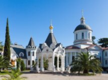 Сочи «в пышном цветенье садов, в гулкой прохладе высоток пятидесятых годов»