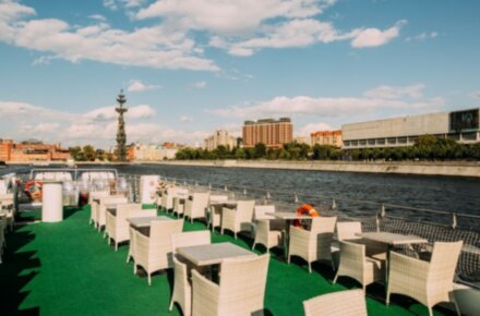 Речная прогулка на панорамном теплоходе «Ривер Лаунж» по центру Москвы