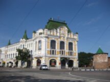Исторический портрет Нижнего Новгорода на фоне Большой Покровской