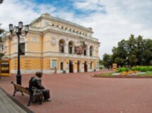 Исторический портрет Нижнего Новгорода на фоне Большой Покровской