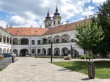 Пещерная купальня Демьен и барочный Эгер