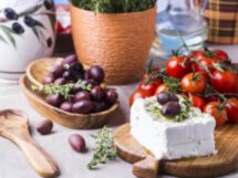 Три кита греческой кухни: хлеб, вино и олива!