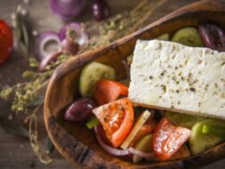 Три кита греческой кухни: хлеб, вино и олива!