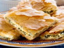 Три кита греческой кухни: хлеб, вино и олива!