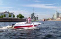 На катере — к центральным достопримечательностям, островам или просторам залива