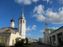 Колокольни Суздаля со звонарем