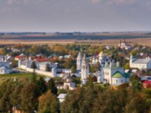 Колокольни Суздаля со звонарем