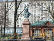 Вперед в прошлое: семейная прогулка-квест по Петроградской стороне