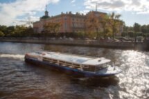Ночная теплоходная прогулка — от причала на Мойке