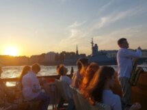 По рекам и каналам Петербурга — на теплоходе