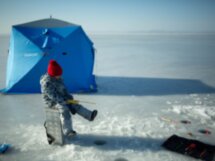 Зимняя морская рыбалка в теплой палатке