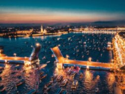 Водная экскурсия с аудиогидом на развод мостов