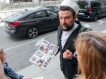 По арбатским дворам с диктором Первого канала — стендап-экскурсия