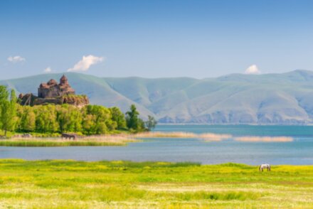 Круиз по озеру Севан и старинные монастыри: путешествие из Еревана